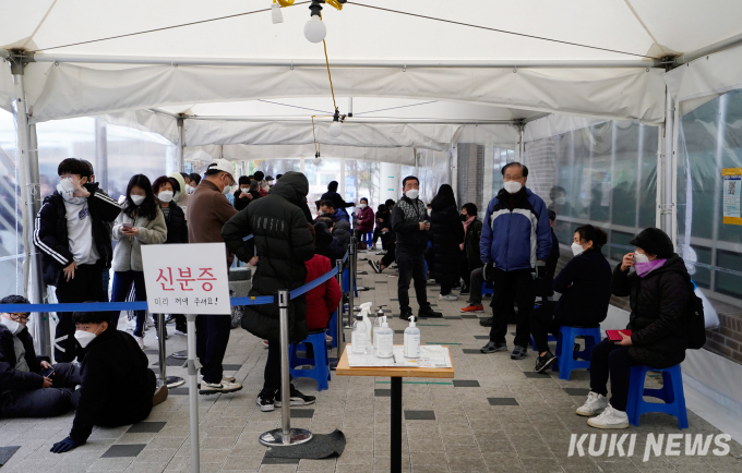 ‘오미크론’ 확산에 고개 숙인 교회…신상털기 논란도 지속