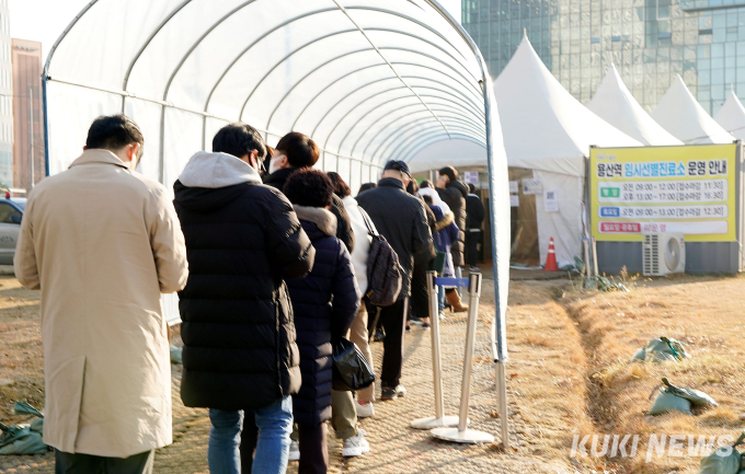 코로나 신규 확진자 7000명 돌파... 북적이는 선별진료소 [쿠키포토]