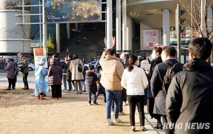 코로나 신규 확진자 7000명 돌파... 북적이는 선별진료소 [쿠키포토]