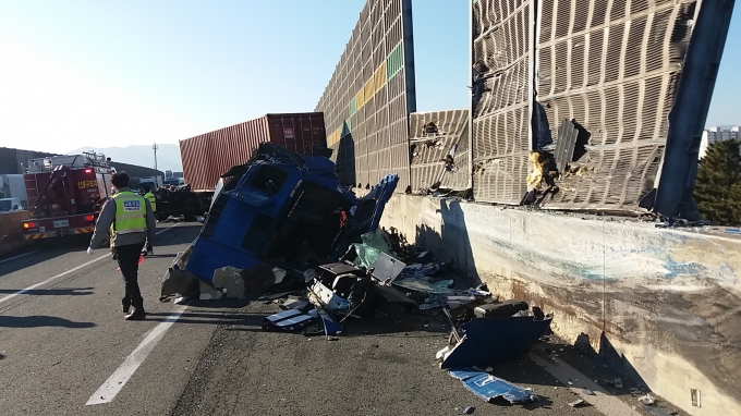 신대구부산고속도로서 트레일러-승용차 추돌…4명 부상