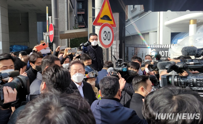 “이재명 후보님, 돌아가세요”… 붕괴사고에 성난 광주민심 [쿡정치 포토]