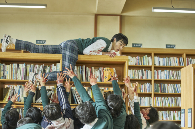 ‘지금 우리 학교는’ 넷플릭스 1위…반응은 엇갈려