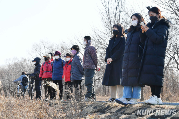  “친구들아, 배불리 먹고 건강해라” 참수리 먹이주기