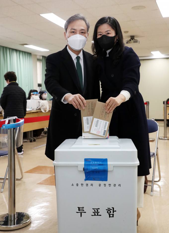 대선 사전투표 첫날, 김승수 전주시장도 ‘한 표’