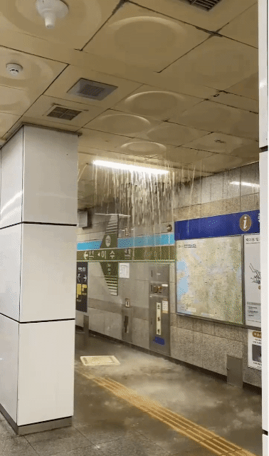 기록적 폭우에 도로·지하철 침수 ‘도심 마비’ …출근 시간 조정