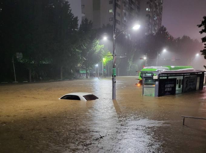 폭우에 늘어가는 피해, 11명 사망·8명 실종…5200명 집 떠나 대피