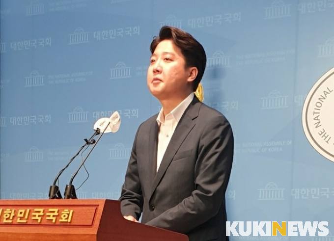 이준석, 징계 후 첫 공식기자회견 ‘윤핵관’ 난타