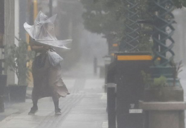 「史上初の台風です」ナン・マドールが日本を直撃…倒壊、破損、被害相次ぐ