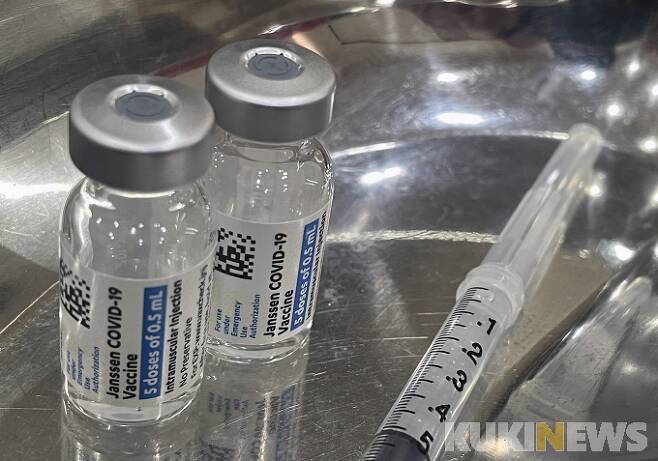 코로나 개량 백신 ‘BA.4/5’만 찾는다…다른 건 줄줄이 폐기