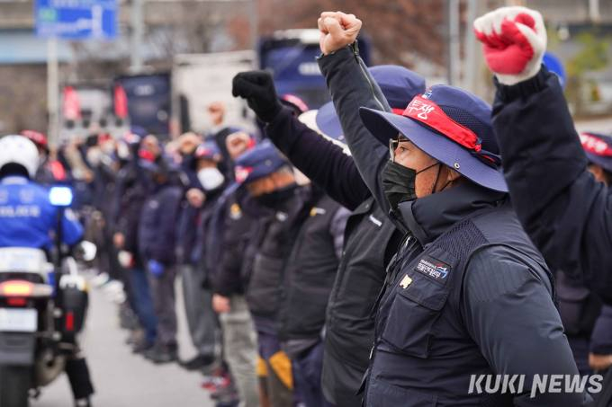 화물연대 파업에 불붙는 노란봉투법…與·野·政 ‘살얼음판’