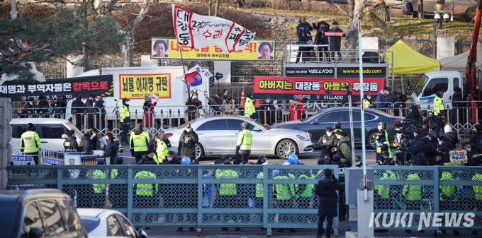 이재명 검찰 출두날, 중앙지검 앞 ‘인산인해’...진보·보수집회 [가봤더니]