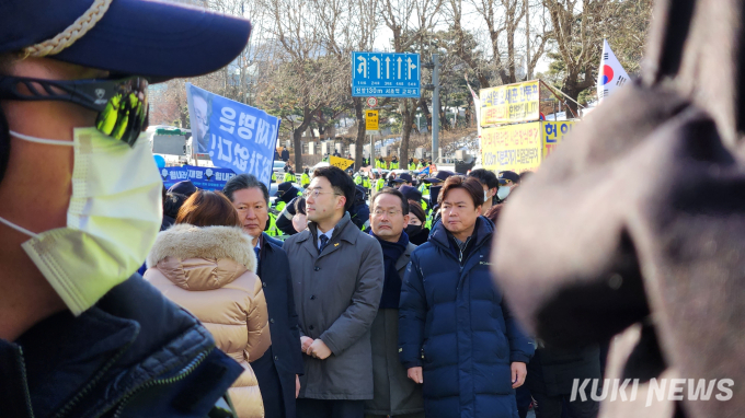 이재명 검찰 출두날, 중앙지검 앞 ‘인산인해’...진보·보수집회 [가봤더니]