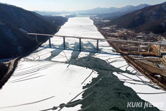 [쿠키포토] 한파가 그려낸 “북한강 겨울 수묵화 展”