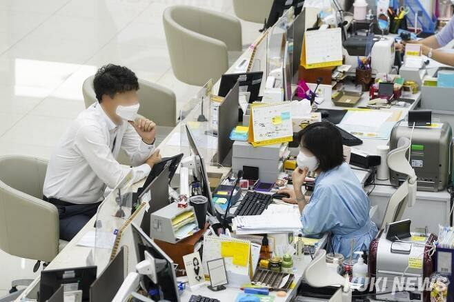 이복현에 선물 안긴 은행들…카드·보험사 “또 유탄 맞겠네”