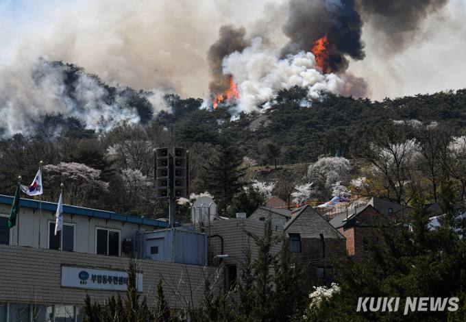 인왕산 산불로 120가구 대피…尹대통령 “진화 총력을”