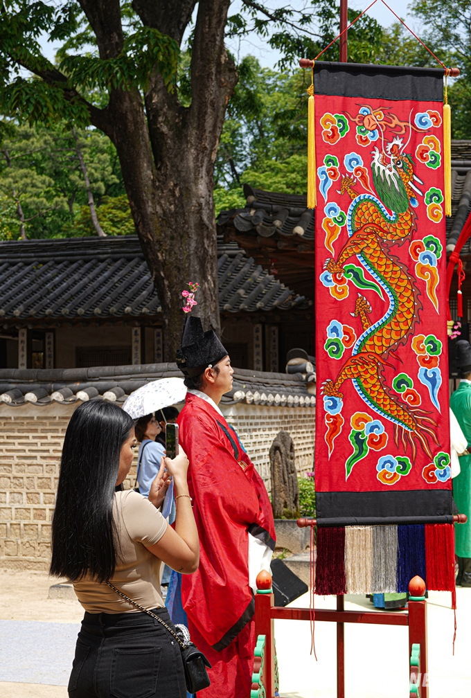 과거로의 여행…전통문화에 빠진 청년들 [요즘 시선]