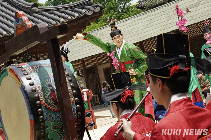 과거로의 여행…전통문화에 빠진 청년들 [요즘 시선]