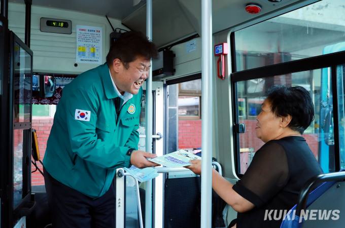 [포토]개편된 시내버스 시승하는 이상호 태백시장