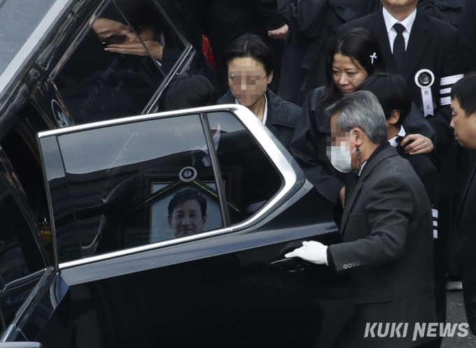 눈물 속 영원한 잠으로…故 이선균 발인 엄수