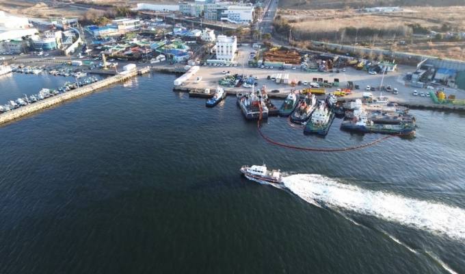 창원해경, '100톤급 예인선 침수' 긴급 배수 및 방제 작업 실시