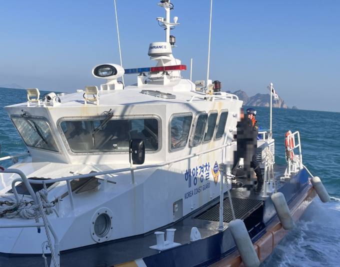 통영해경, 영해선 인근서 실신한 화물선 선원 긴급 이송