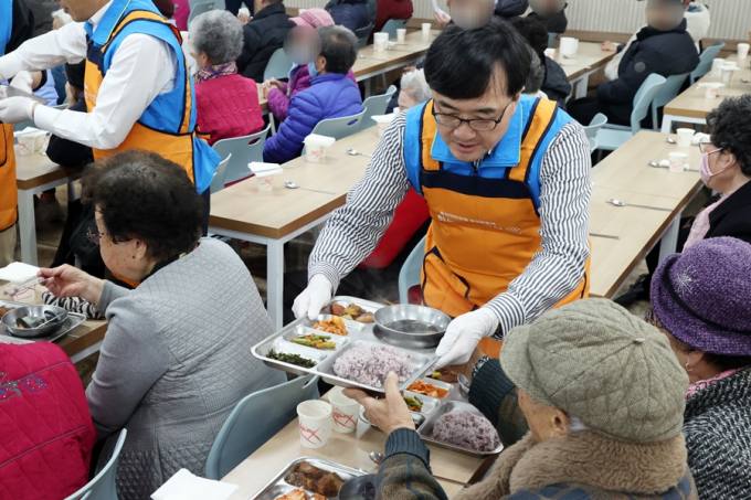 임기근 조달청장, 어르신 무료급식 봉사활동'