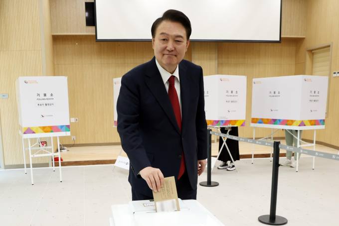 尹대통령, 부산서 22대 총선 사전투표