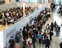 ‘투표하고 여행가요’ 붐비는 인천공항 사전투표소  