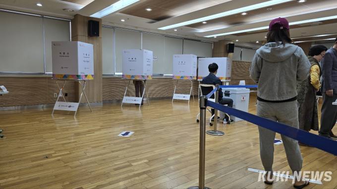 ‘총선 디데이’ 유권자 여의동 제2투표소 발걸음 [22대 총선현장]