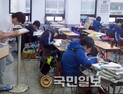 수능 막바지 점검하는 수험생들