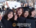 환하게 웃는 졸업생들