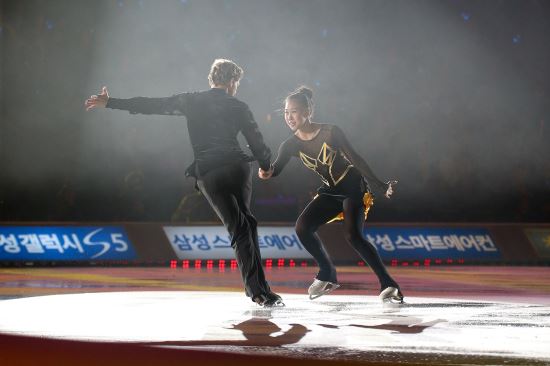 레베카 김(오른쪽)·키릴 미노프가 지난 5월 서울 올림픽체조경기장에서 열린 아이스쇼에서 연기를 펼치고 있다. 올댓스포츠 제공