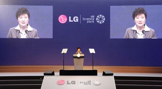 박근혜 대통령이 23일 오전 서울 마곡동에서 열린 LG 사이언스파크 기공식에서 축하 인사말을 하고 있다. 이동희 기자 leedh@kmib.co.kr