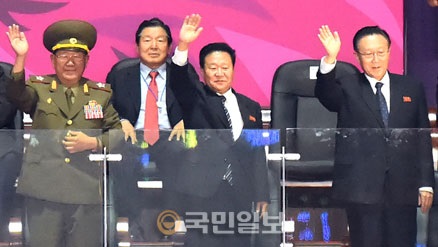 "지난 4일 인천시 서구 아시아드주경기장에서 열린 인천아시안게임 폐막식에 참석한 황병서 군 총정치국장