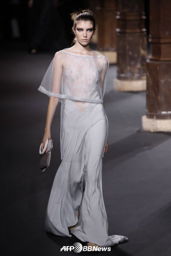 매혹적인 시스루 드레스…프랑스 파리 패션위크