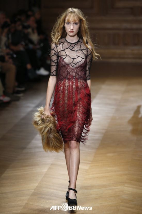 적나라한 노출 시스루 드레스…프랑스 파리 패션위크