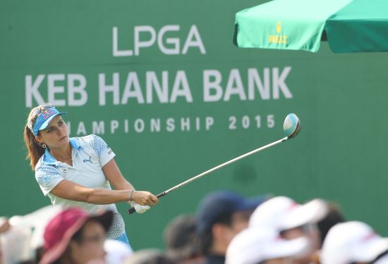 18일 스카이72골프장에서 열린 LPGA 투어 KEB하나은행챔피언십에서 우승한 렉시 톰슨(미국)이 1번홀 티샷후 볼 방향을 지켜보고 있다. KEB하나은행제공
