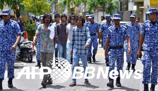 몰디브 경찰이 거리 순찰 중인 모습. ⓒAFPBBNews = News1