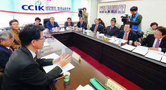 사진=이용주 기획재정부 소득세제과장(왼쪽)이 한국교회연합 회의실에서 
