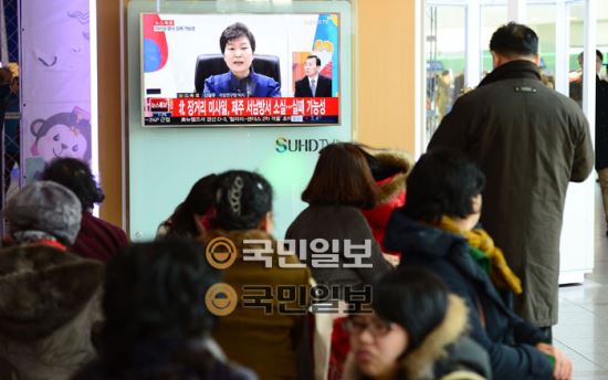 북한의 미사일 발사 시험이 이루어진 가운데 지난 7일 오전 서울역에서 시민들이 TV를 보고 있다. 국민일보 최종학 기자