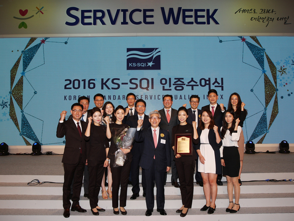 KS-SQI 호텔부문 1위를 4년 연속 수상한 호텔롯데 송용덕 대표이사 사장과 임직원들이 기념 사진을 촬영하고 있다. <사진=롯데호텔 제공>