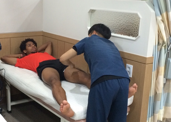 부천 FC 선수단이 경기 후 센터를 방문, 회복훈련을 받고 있다. <사진=부천에스엠의원 제공>