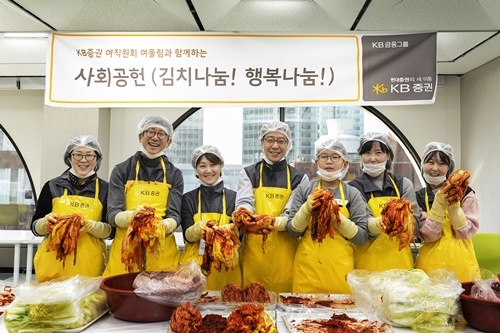 지난 10일 현대증권 본사 대강당에서 진행된 사랑의 김장행사에서 이재형 리테일부문장(왼쪽 두번째)과 임직원 및 가족들이 기념촬영을 하고 있다.<사진=현대증권 제공>