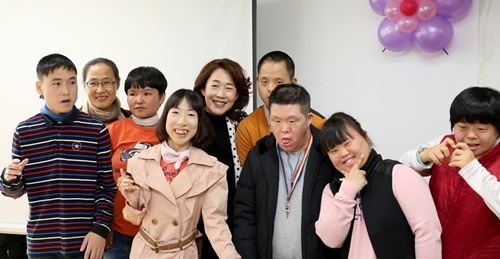 이어룡 회장(가운데)이 19일 오전 사회복지시설 계산원을 방문해 사랑의 성금을 전달하고 원아들과 기념촬영을 하고 있다.<사진=대신증권 제공>