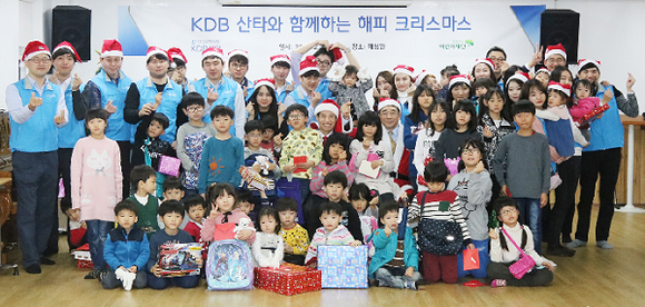 KDB생명 임직원들은 22일 혜심원에서 아동들과 즐거운 시간을 가졌다.<사진=KDB생명 제공>