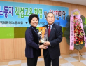 [쿠키영상] ‘간만에 즐거운 국회’ 우윤근 사무총장, 정규직 된 청소노동자에게 큰절...‘바람직한 공직자의 자세’