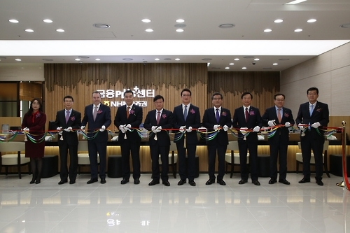 9일 오후 서울 삼성동 파르나스타워 6층에서 열린 NH투자증권 삼성동금융센터 개점 행사에서 김원규 대표이사(왼쪽 다섯번째)를 비롯한 참석자들이 테이프 커팅을 하고 있다.<사진=NH투자증권 제공>