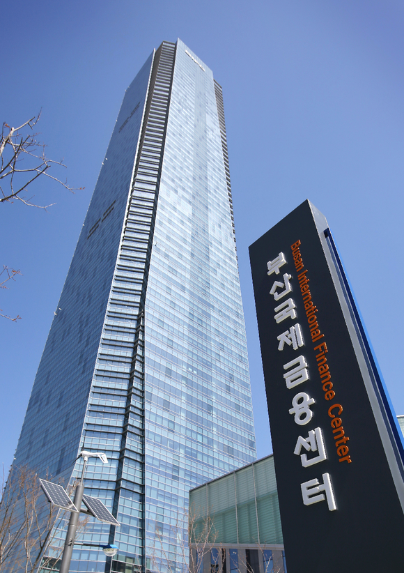 캠코 본사가 입주한 부산국제금융센터 건물 전경 <사진=캠코 제공>