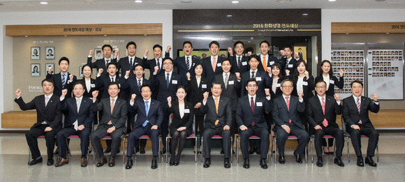 한화생명 차남규사장(사진 왼쪽에서 여섯 번 째)과 2016년 신입사원들이 화이팅을 외치고 있다. <사진=한환생명 제공>