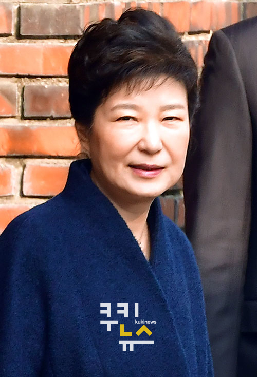 검찰, 박 전 대통령 ‘300억대 뇌물수수 피의자’ 영장 기재
